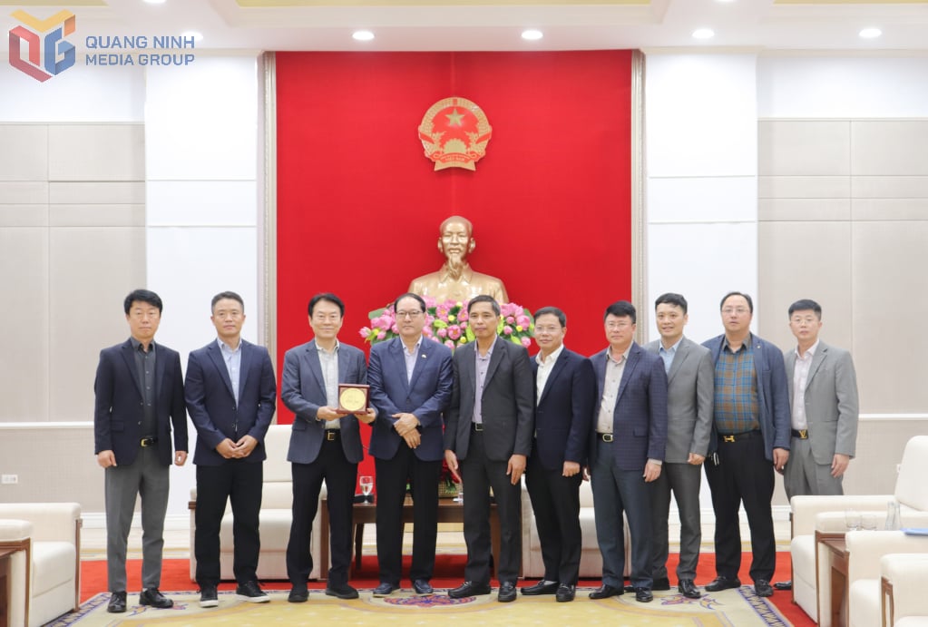 Kamerat Vu Van Dien, fast nestleder i den provinsielle folkekomiteen, overrakte en suvenir til den koreanske næringsforeningen i Vietnam.