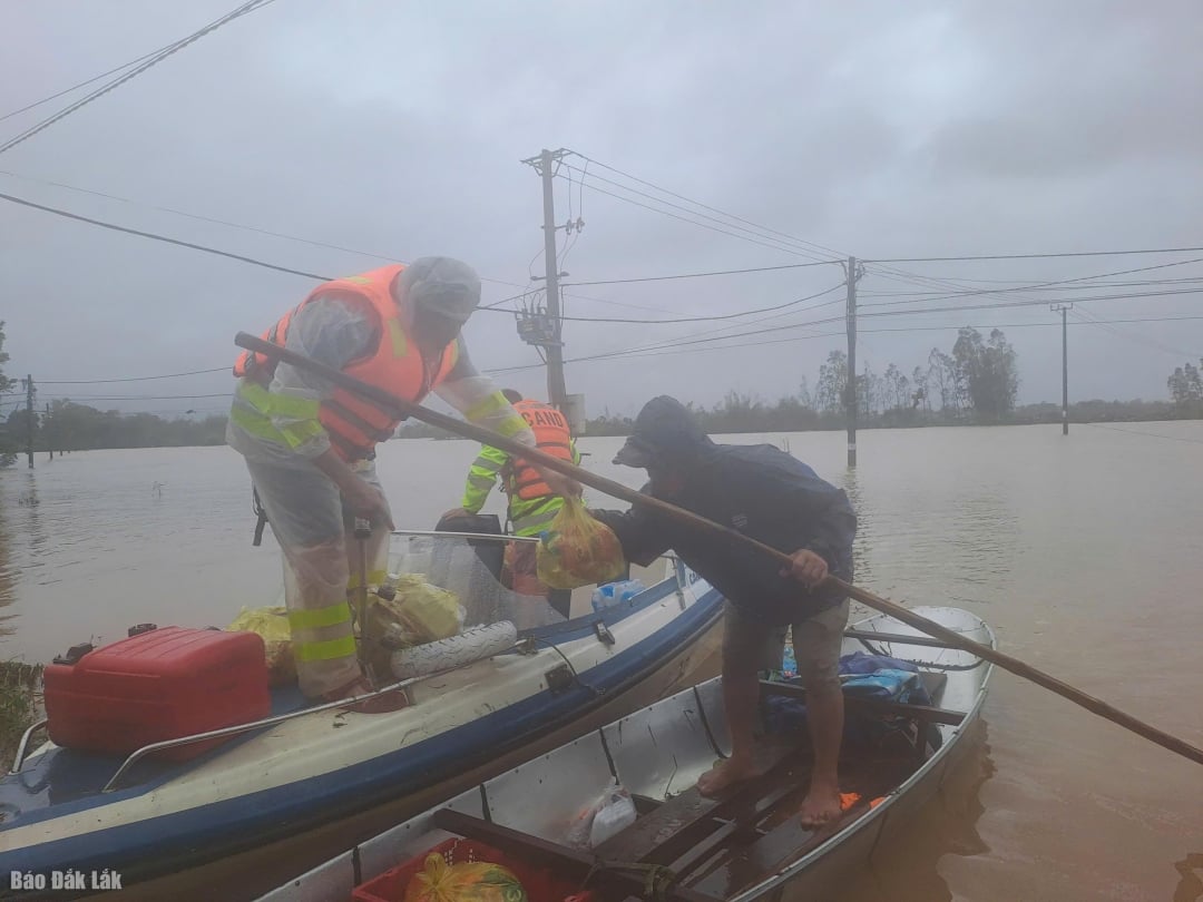 Οι άνθρωποι στην απομονωμένη περιοχή κωπηλατούσαν με βάρκες για να προμηθευτούν φαγητό και νερό.