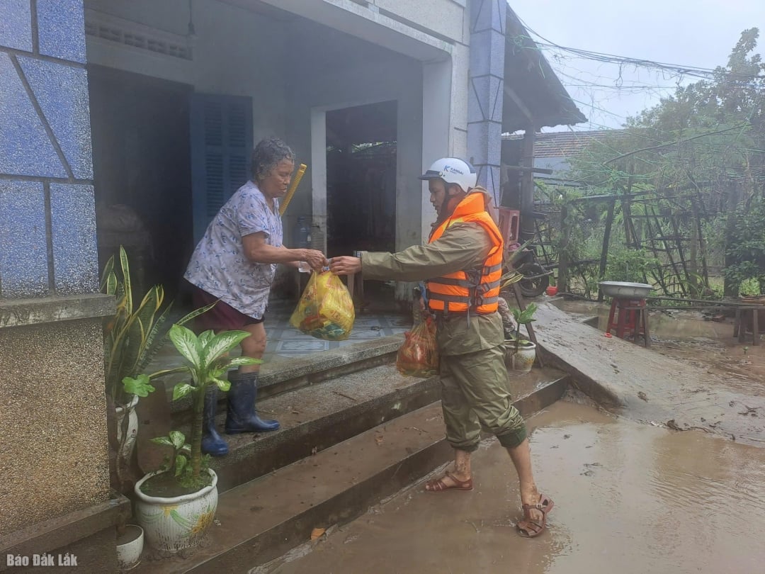 Οι δυνάμεις διάσωσης παραδίδουν τρόφιμα σε περιοχές όπου το νερό έχει μόλις υποχωρήσει.