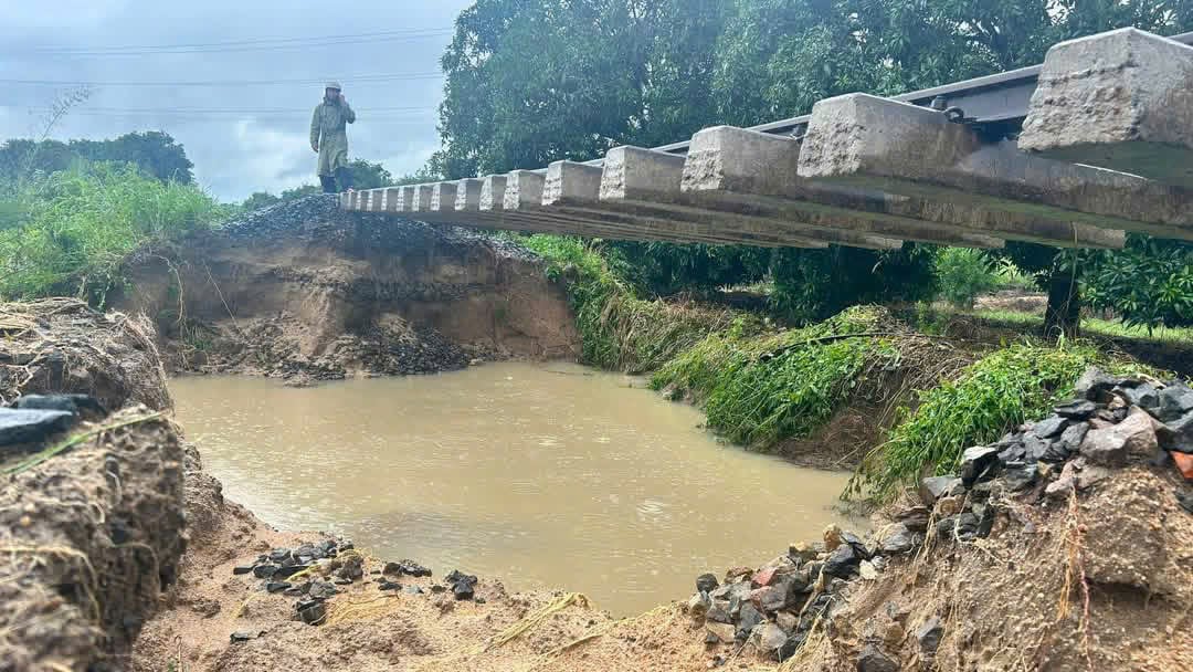 ផ្លូវរថភ្លើងត្រូវបានផ្អាក បន្ទាប់ពីទឹកជំនន់បានហូរកាត់គ្រឹះ