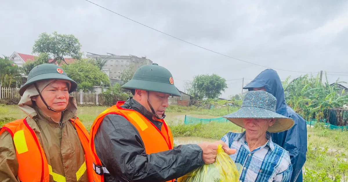 Đoàn công tác Tổng cục Chính trị thăm hỏi, động viên bà con vùng lũ Đắk Lắk