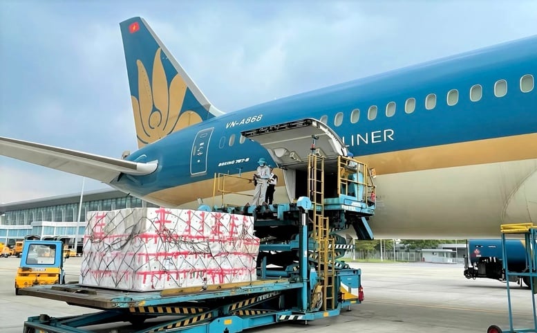 Vietnam Airlines vận chuyển miễn phí hàng hóa hỗ trợ đồng bào vùng lũ miền Trung- Ảnh 1.