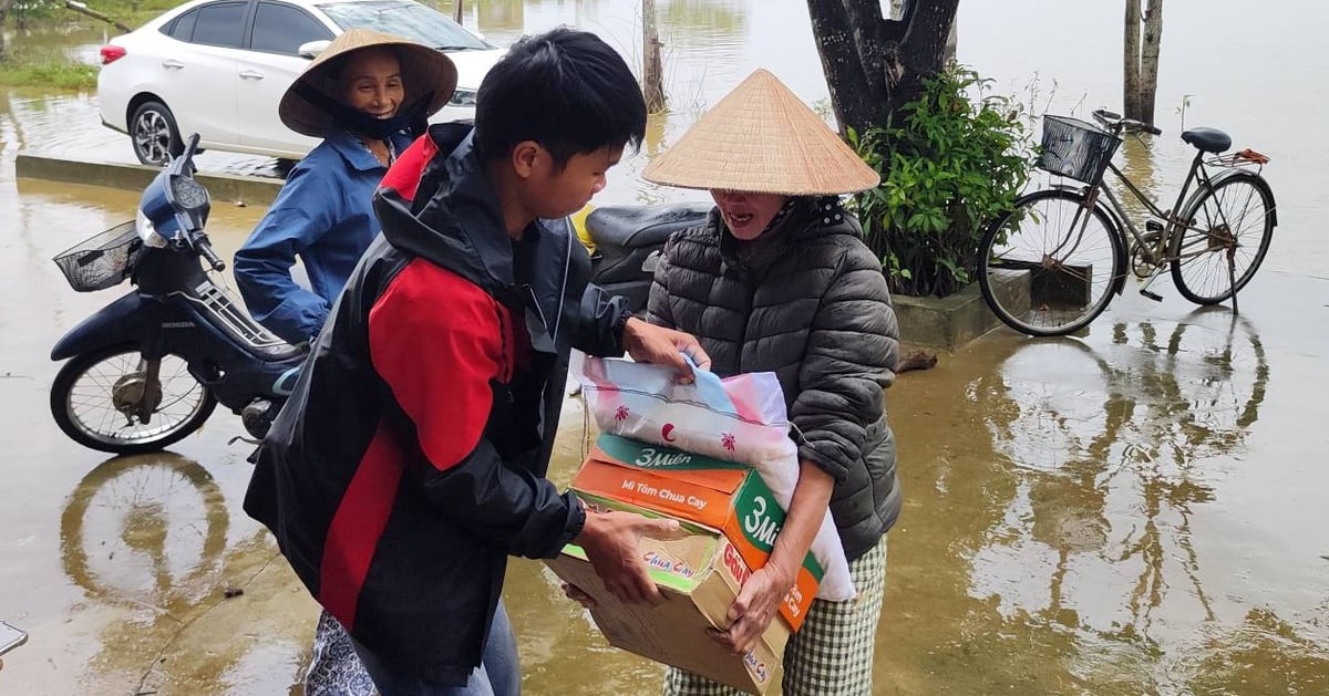 Nước lụt vẫn bủa vây, người dân 'rốn lũ' xứ Huế vẫn góp gạo, mì tôm gửi cho đồng bào Nam Trung Bộ