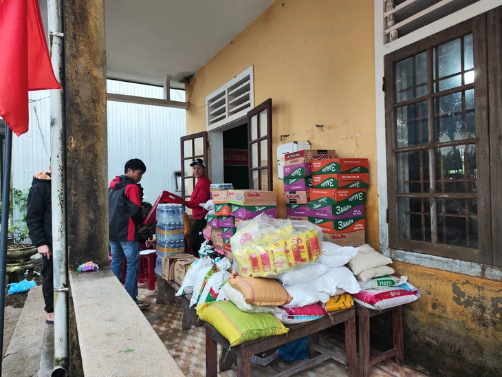 Nước lụt vẫn bủa vây, người dân 'rốn lũ' xứ Huế vẫn góp gạo, mì tôm gửi cho đồng bào Nam Trung Bộ - Ảnh 2.