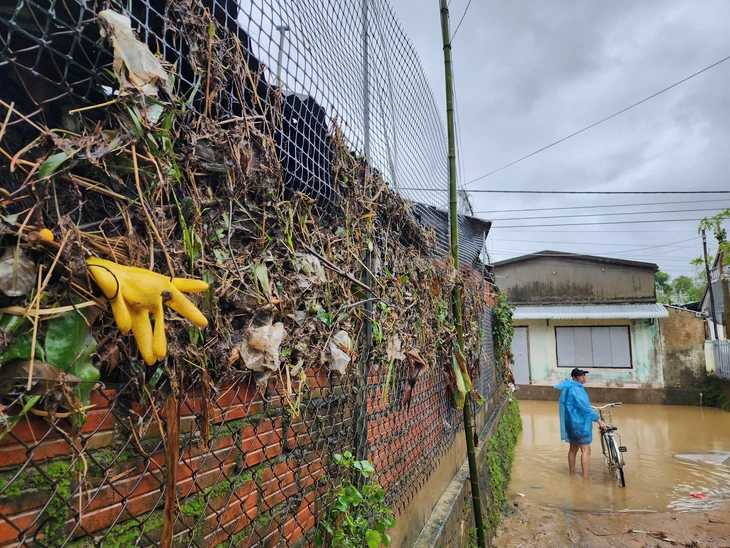 Bò chết la liệt sau trận lũ tàn khốc, người dân khóc nghẹn bên xác bò - Ảnh 4.