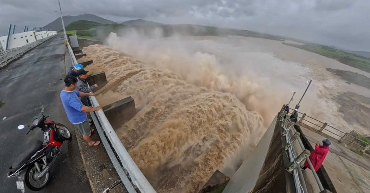 Thủy điện xả lũ gần bằng tổng công suất, tiêu thụ điện trong ngày chỉ đạt 855 triệu kWh