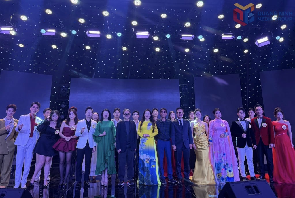 ศิลปินแห่งชาติ ฮ่อง ฮันห์ และคณะกรรมการร่วมถ่ายรูปเป็นที่ระลึกกับผู้เข้าแข่งขันที่เข้าร่วมการประกวด