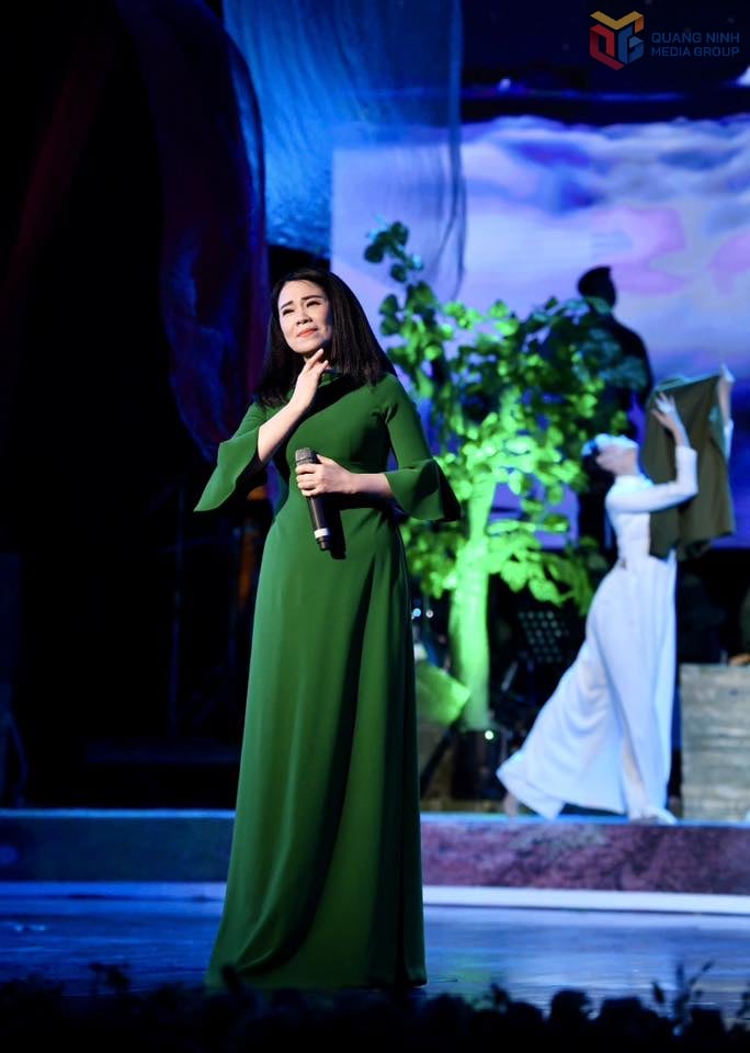 ศิลปินประชาชน ฮ่องฮันห์ บนเวทีดนตรี