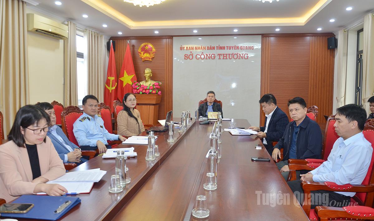 Delegáti přítomní u mostu v provincii Tuyen Quang.