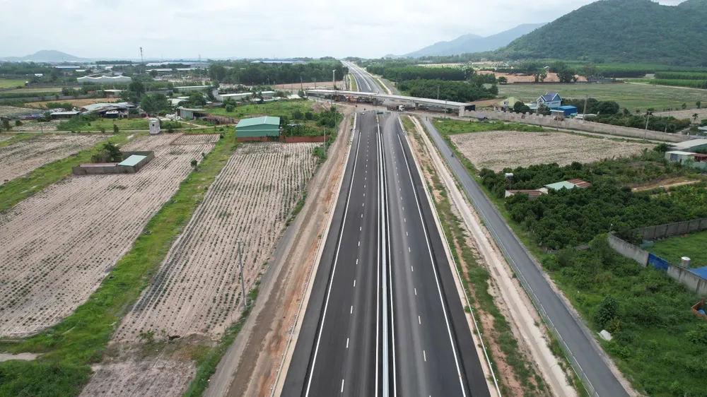 Bien Hoa - Vung Tau Expressway ہموار ہو چکا ہے اور چوراہوں کی تعمیر مکمل کر رہا ہے۔