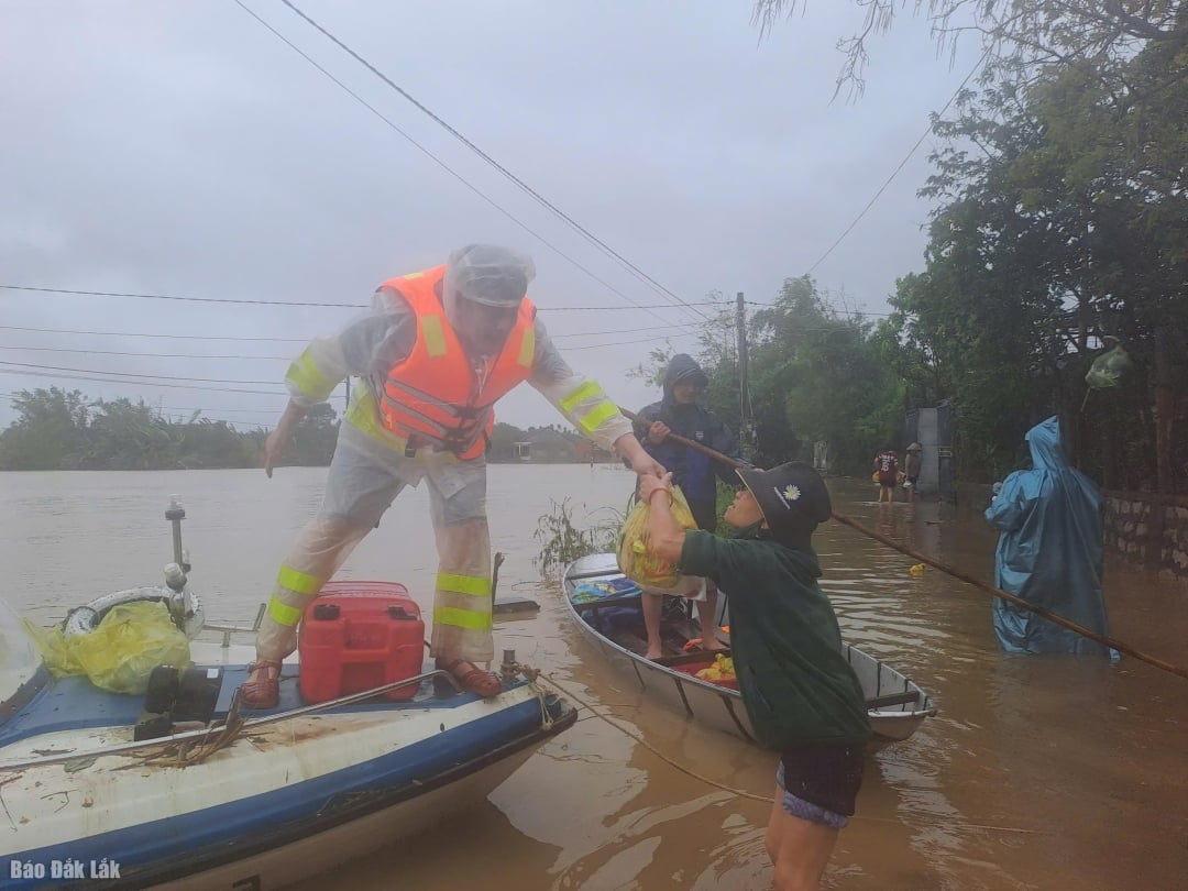 구조대는 홍수 지역 주민들에게 식량과 식수를 제공합니다.