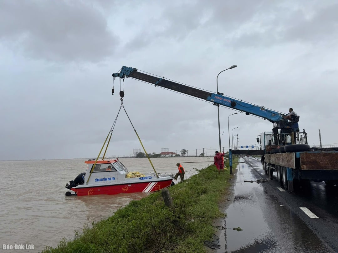 지방 경찰은 푸옌 구의 홍수 피해자들에게 구호물자를 계속 제공하기 위해 대형 카누를 늘렸습니다.