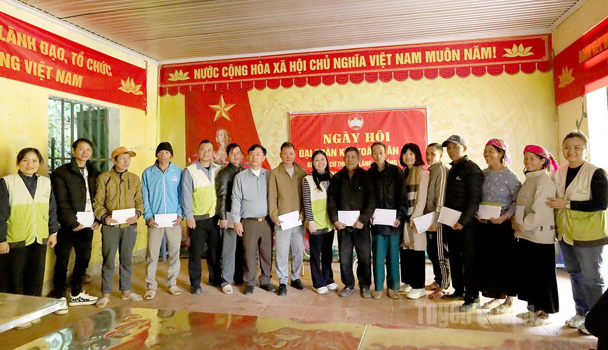 Trao 620 triệu đồng hỗ trợ làm nhà ở cho các hộ dân bị ảnh hưởng thiên tai tại xã Sà Phìn, Đồng Văn