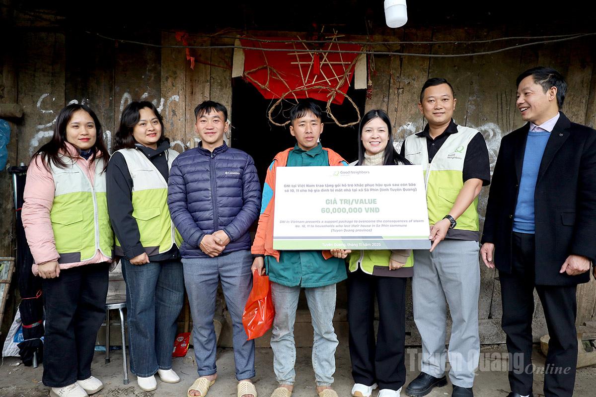 Zástupci Ministerstva zahraničních věcí a Organizace HND předali rodině pana Vu Mi Ly z obce Xa Phin 60 milionů dongů.