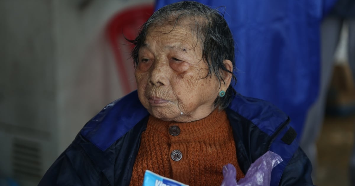 Cụ bà 85 tuổi vùng lũ Bắc Nha Trang: 'Lũ lên rất nhanh, tài sản bị cuốn trôi hết rồi'