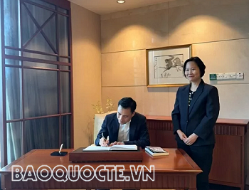 Thứ trưởng Ngoại giao Đặng Hoàng Giang tham dự Diễn đàn Kinh tế mới 2025 của Bloomberg tại Singapore