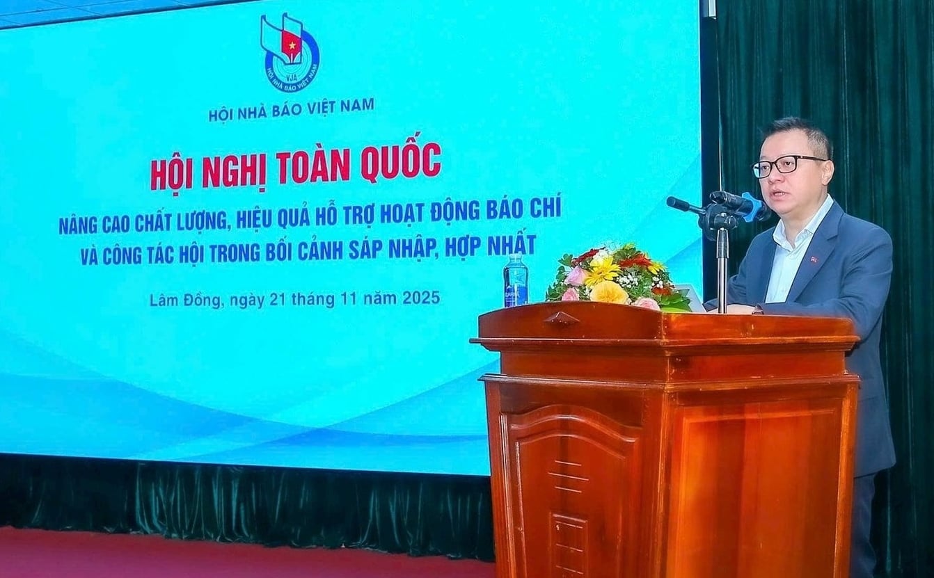 Đồng chí Lê Quốc Minh, Ủy viên Trung ương Đảng, Tổng Biên tập Báo Nhân Dân, Phó Trưởng ban Tuyên giáo và Dân vận Trung ương, Chủ tịch Hội Nhà báo Việt Nam phát biểu. Ảnh: Hanoimoi.