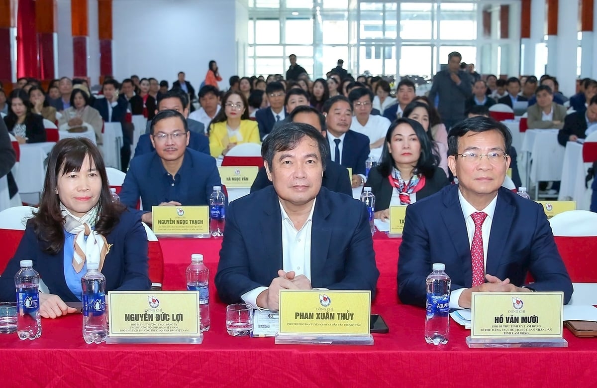 Các đại biểu và Lãnh đạo các cơ quan báo chí tham dự hội nghị. Ảnh: Hanoimoi.