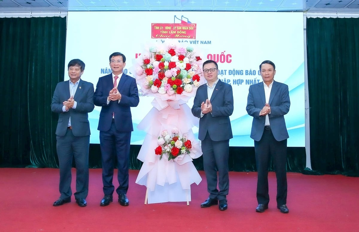 Lãnh đạo Tỉnh ủy - HĐND - UBND tỉnh Lâm Đồng chúc mừng hội nghị. Ảnh: Hanoimoi.