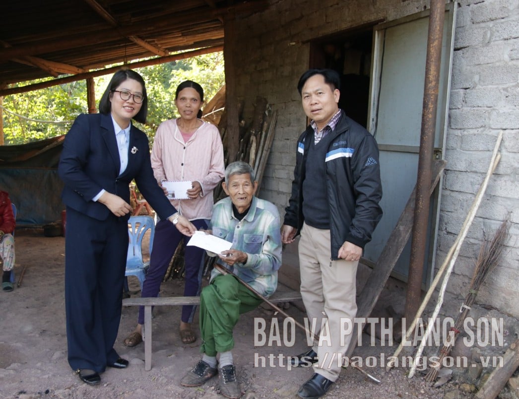 محکمہ زراعت اور ماحولیات کے سربراہان اور چاؤ سون کمیون کے رہنماؤں نے چاؤ سون کمیون میں غریب گھرانوں کو تحائف دیئے۔