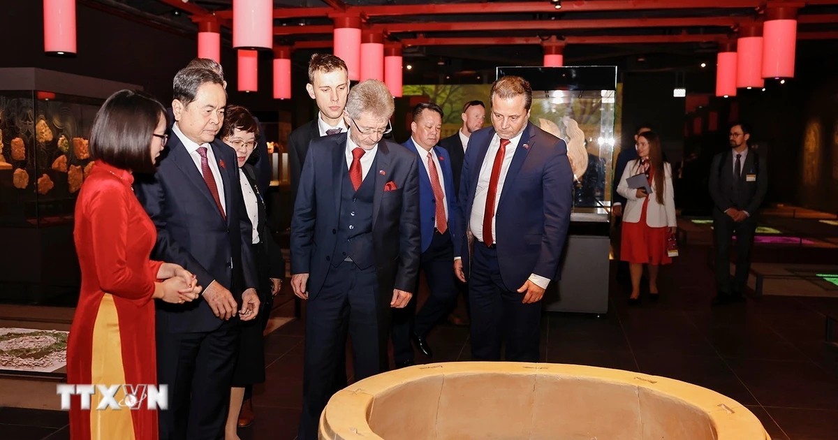 Chủ tịch Thượng viện Quốc hội CH Séc thăm Khu khảo cổ dưới lòng đất nhà Quốc hội