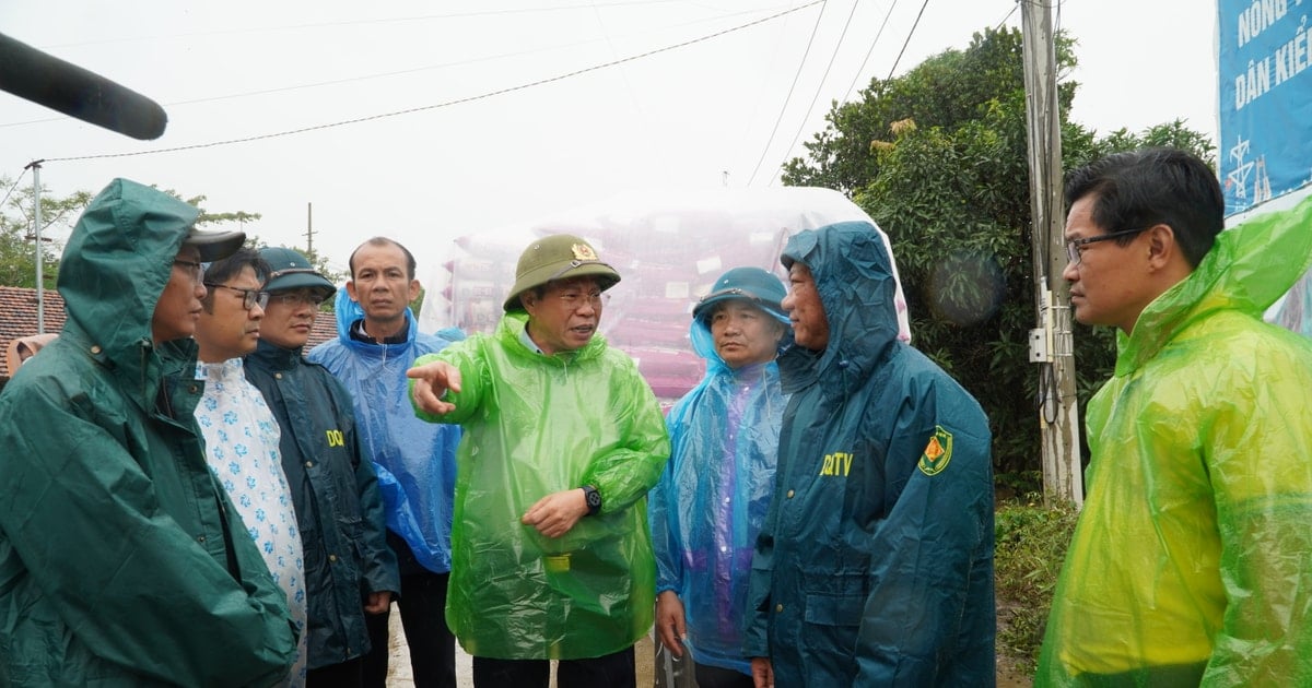 Chủ tịch HĐND tỉnh Lâm Đồng Lưu Văn Trung kiểm tra ngập lụt tại xã Nam Đà