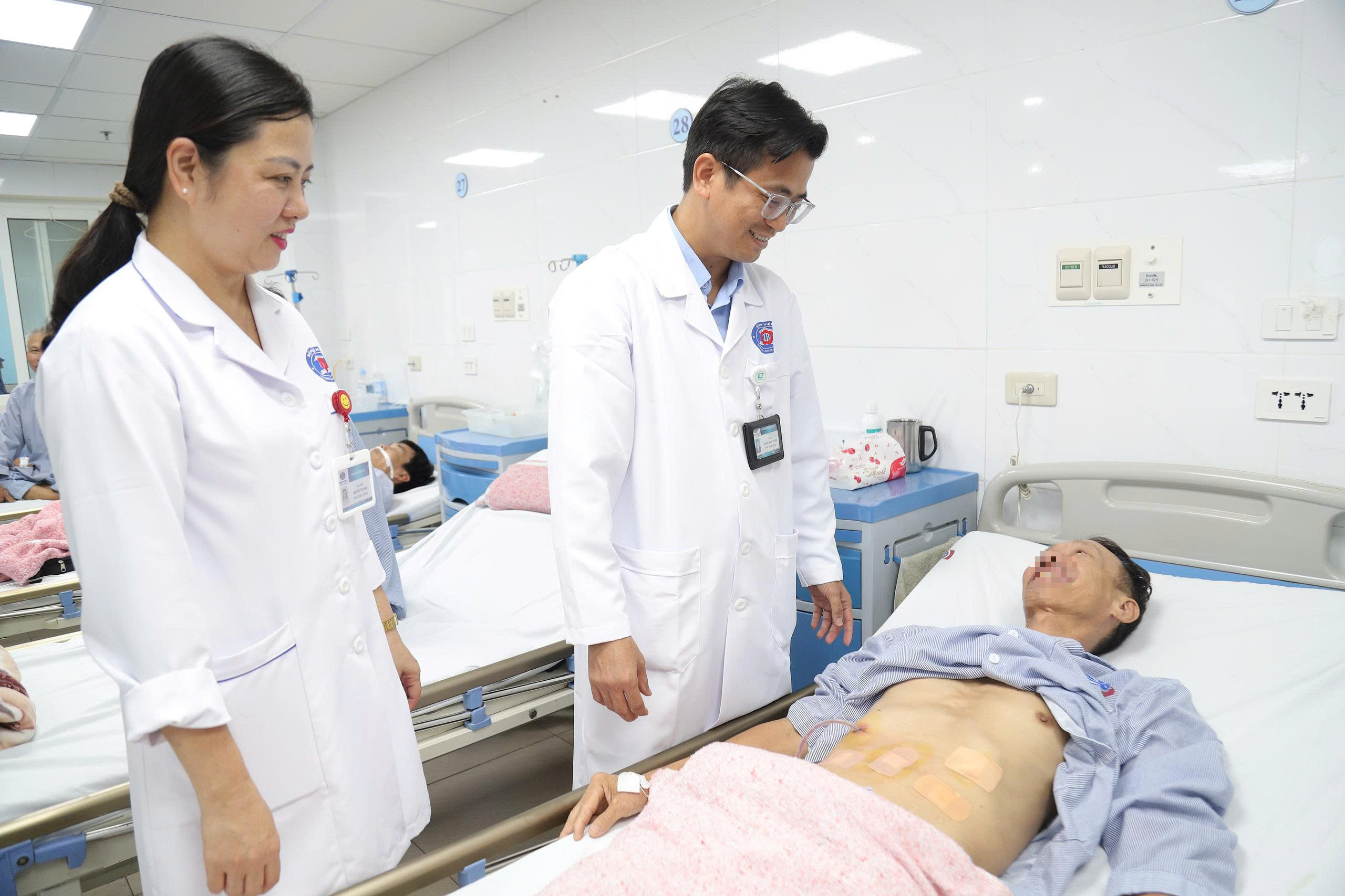 Thói quen uống quá nhiều rượu khiến người đàn ông phải phẫu thuật cắt dạ dày điều trị ung thư - Ảnh 2.