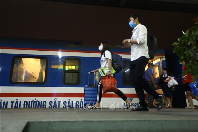 Đường sắt Bắc - Nam qua tỉnh Khánh Hòa không thể chạy tàu vì ngập lụt