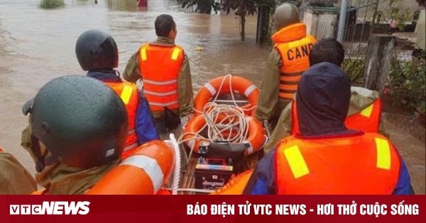 Các nhà mạng tăng cường ứng cứu mạng lưới, hỗ trợ người dân vùng lũ