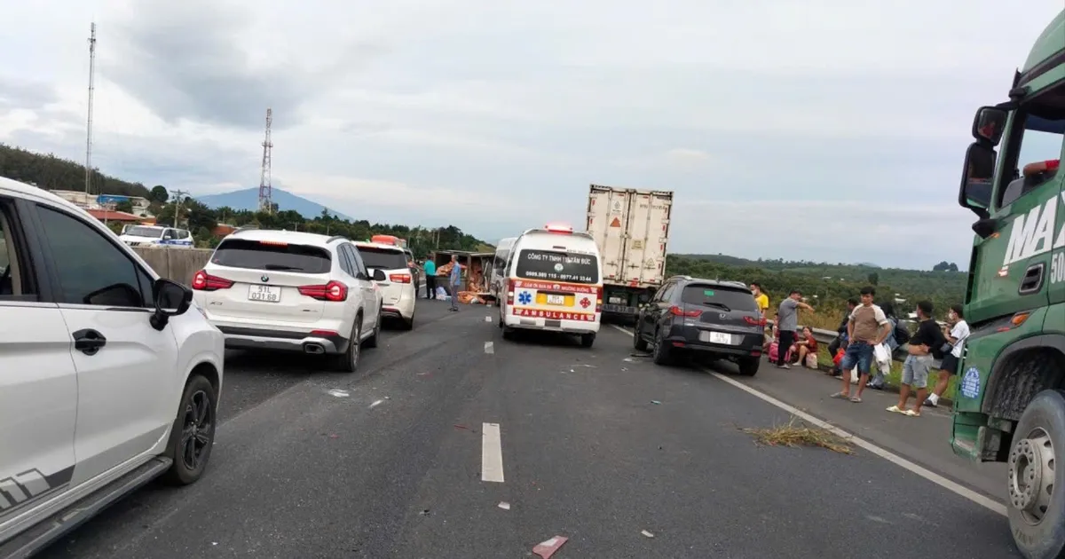 Xe cứu trợ vùng lũ lật ngang trên cao tốc, 5 ô tô "dính" nạn