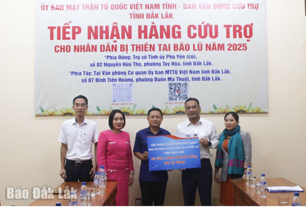 Tập đoàn Xăng dầu Việt Nam trao 3 tỷ đồng ủng hộ tỉnh Đắk Lắk