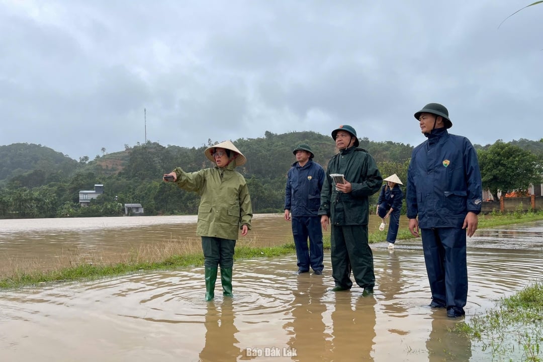 Phó Bí thư Tỉnh ủy Huỳnh Thị Chiến Hòa chỉ đạo phòng, chống lụt bão tại xã Dray Bhăng