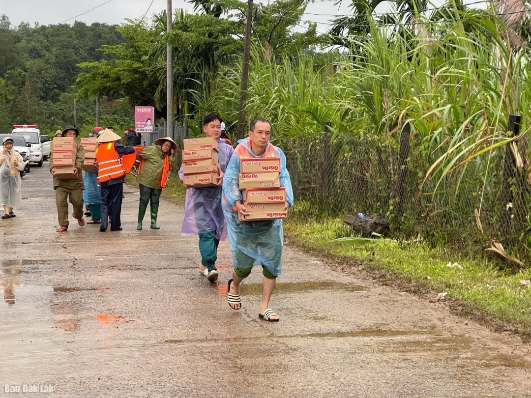 מזון ומוצרים חיוניים סופקו בדחיפות על ידי הרשויות.