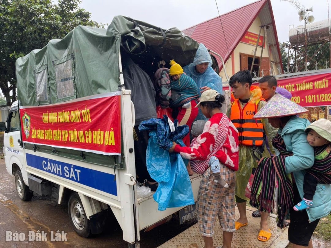 אנשים קיבלו סיוע מהרשויות לעבור למקלטים בטוחים.
