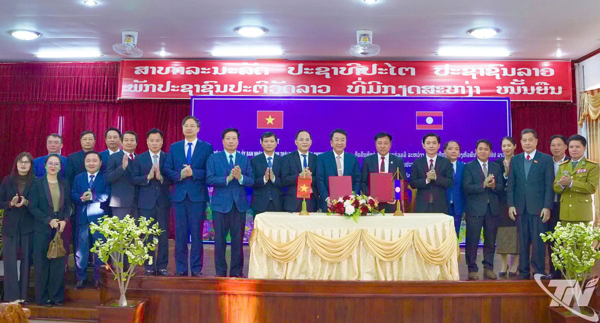 Đồng chí Nguyễn Thanh Bình và đồng chí Phút Phăn Kẹo Vông Xay ký Bản ghi nhớ hợp tác giữa tỉnh Thái Nguyên và tỉnh Hủa Phăn. 