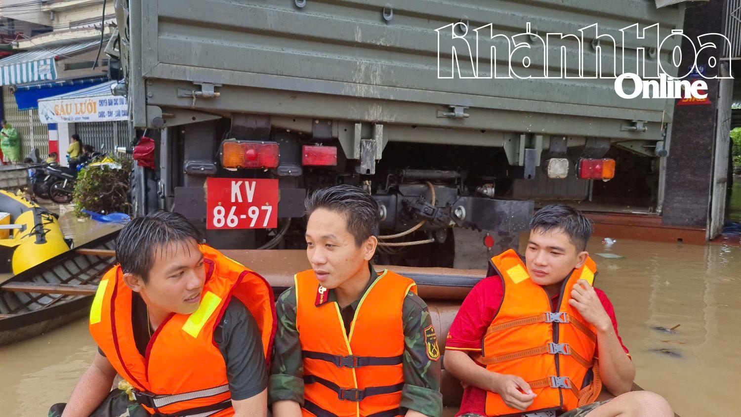 Die Soldaten der 5. Brigade der Spezialkräfte haben seit drei Tagen keine Ruhepause. Sie konzentrieren sich weiterhin auf die Rettung von Menschen aus dem Hochwassergebiet.