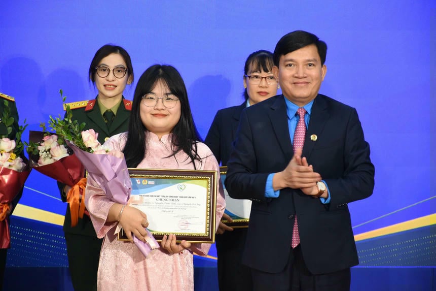 מר נגוין שואן הונג זכה בפרס A בקטגוריית דמות מעוררת השראה.