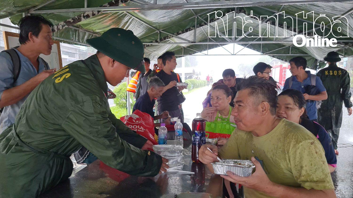 Herr Nguyen Van Trung, seine Frau und seine Kinder tanken neue Energie durch warme Porridge-Boxen.