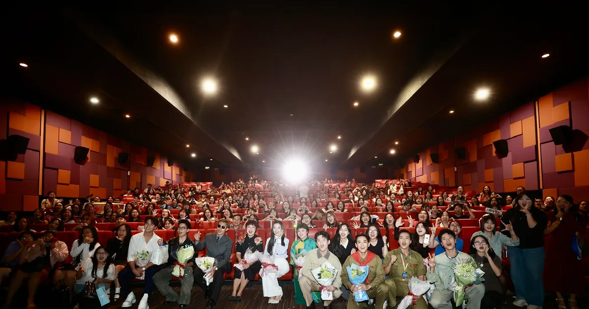 Khán giả hò reo không ngớt ủng hộ đoàn phim "Mưa đỏ"