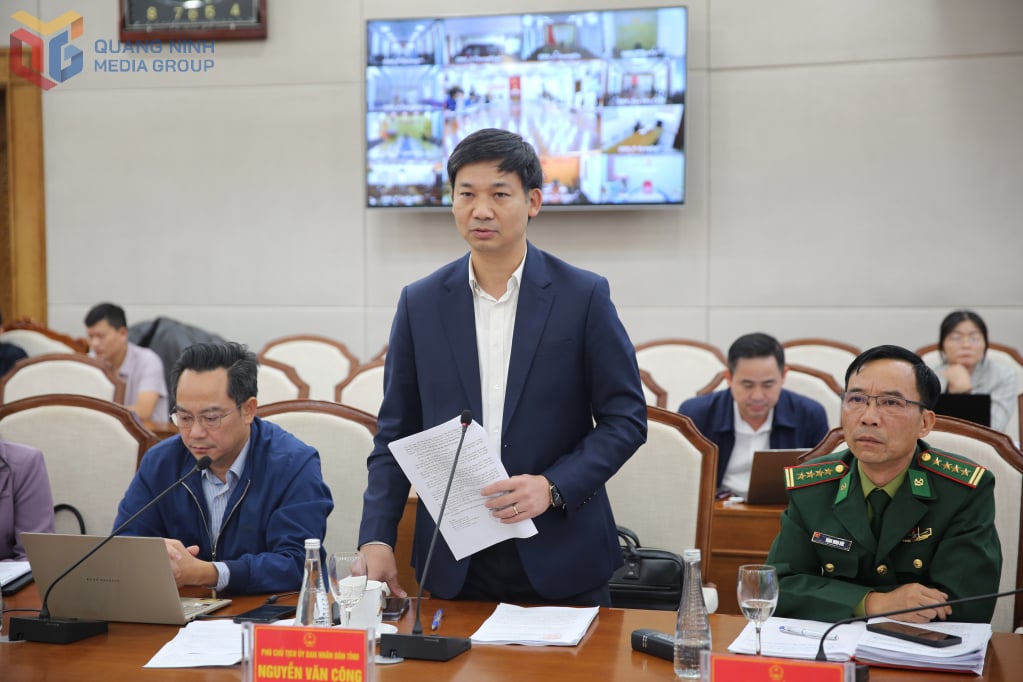 صوبائی پیپلز کمیٹی کے وائس چیئرمین کامریڈ نگوین وان کانگ نے اجلاس سے خطاب کیا۔