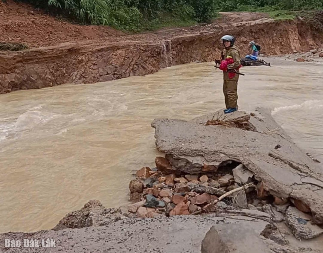 Phu Mo komününde yol sel nedeniyle ulaşıma kapandı.
