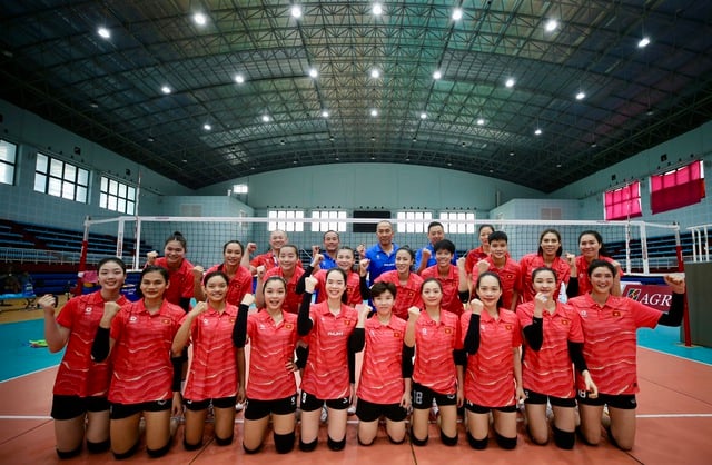 A vietnami női röplabdacsapat déli szurkolókat vonz - 1. kép. Đội tuyển bóng chuyền nữ Việt Nam tạo sức hút với người hâm mộ phía nam- Ảnh 1.