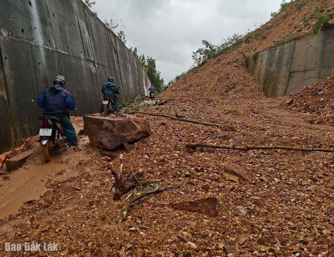 Phu Mo komününde birçok yol sel nedeniyle çöktü.