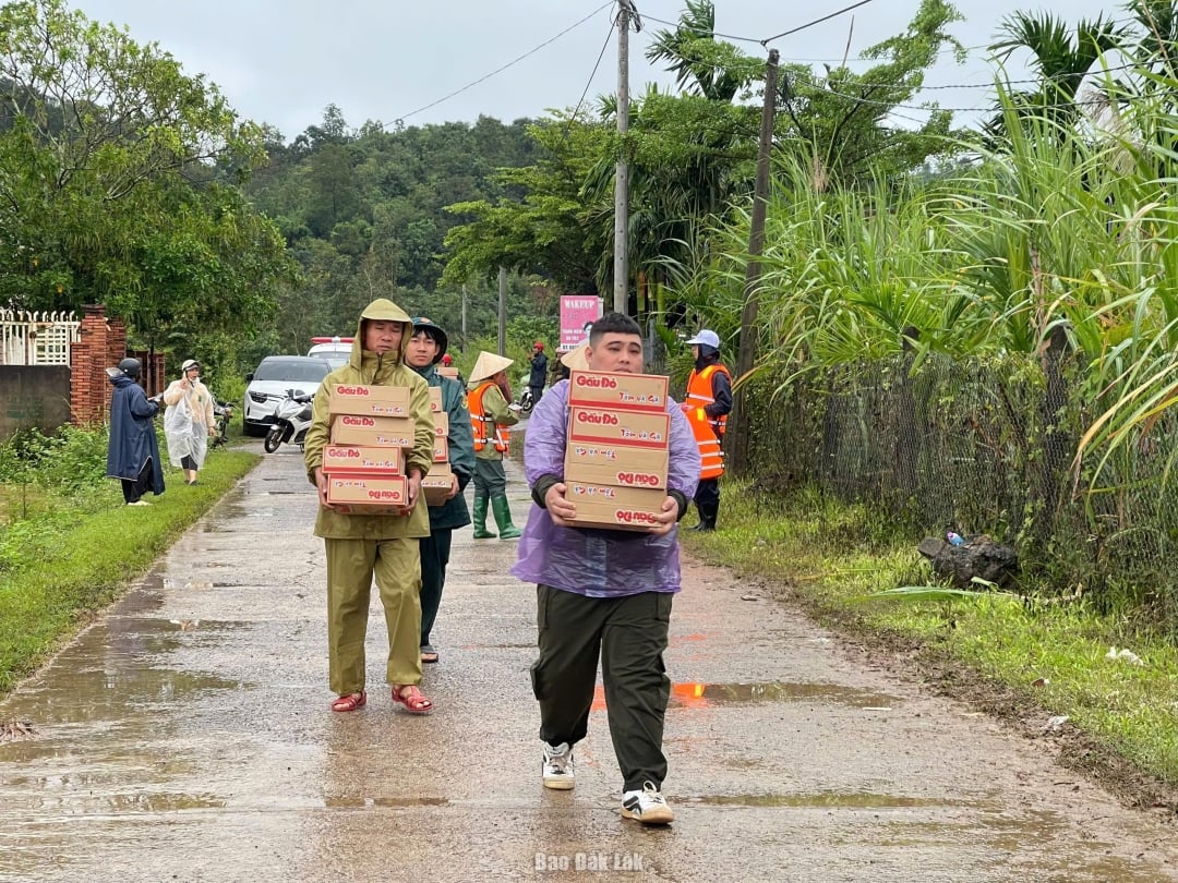 Khẩn trương cấp phát gạo hỗ trợ nhân dân khắc phục hậu quả lũ lụt