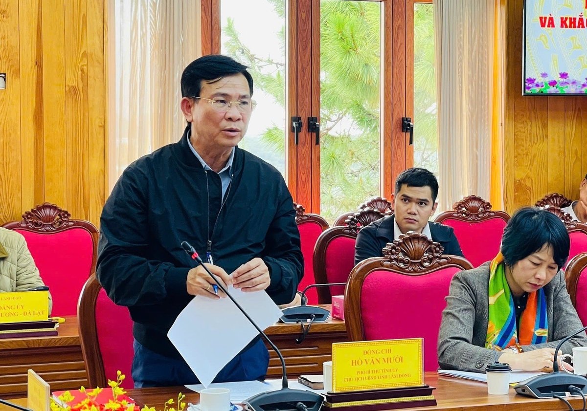 Ông Hồ Văn Mười, Chủ tịch UBND tỉnh Lâm Đồng cho biết, đợt mưa lớn kéo dài đã gây ngập sâu, sạt lở trên diện rộng. Toàn tỉnh có hơn 1.130 hộ dân bị ảnh hưởng, nhiều khu vực phải sơ tán khẩn cấp. Ảnh: CT.