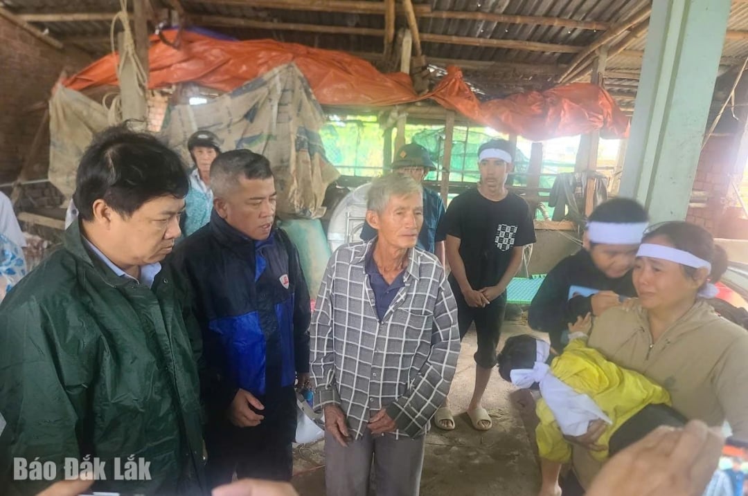 Bí thư Tỉnh ủy Lương Nguyễn Minh Triết thăm hỏi, chia buồn gia đình nạn nhân bị mất vì lũ lụt