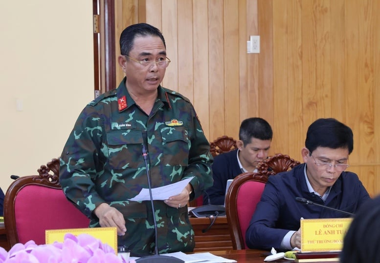Đại tá Lê Xuân Bình, Phó Tư lệnh, Tham mưu trưởng Quân khu 7 cho biết, đang tập trung bốn nhiệm vụ chính gồm di dời dân bảo đảm an toàn, hỗ trợ các gia đình bị nạn, cung ứng lương thực dài ngày và giúp dựng lại nhà cửa. Ảnh: Gia Huy.