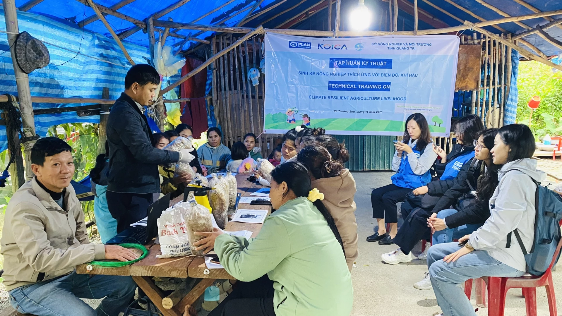 Training program combines theory and practice on site - Photo: T.L