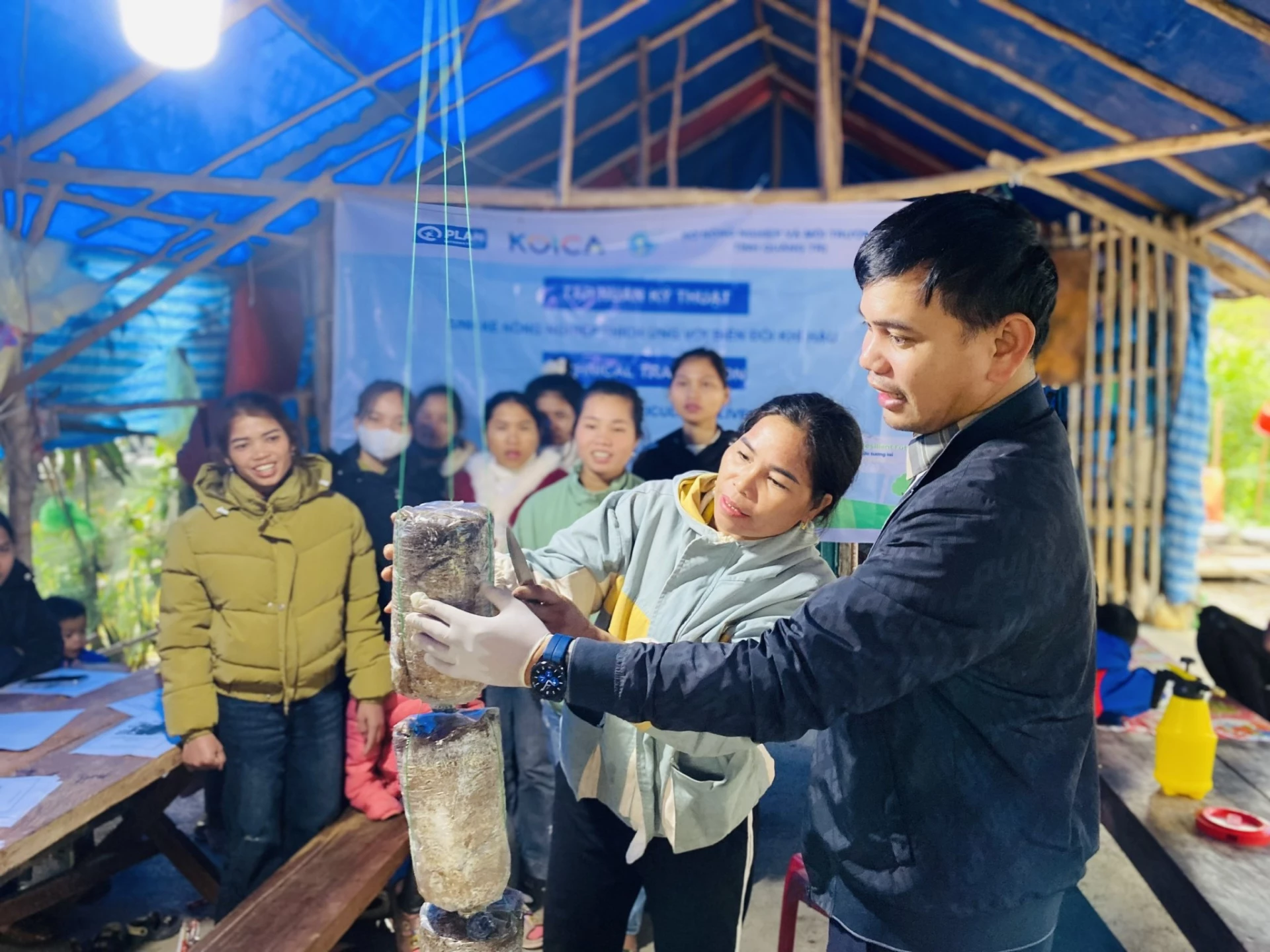 Agricultural extension officers instruct people on mushroom growing techniques - Photo: T.L