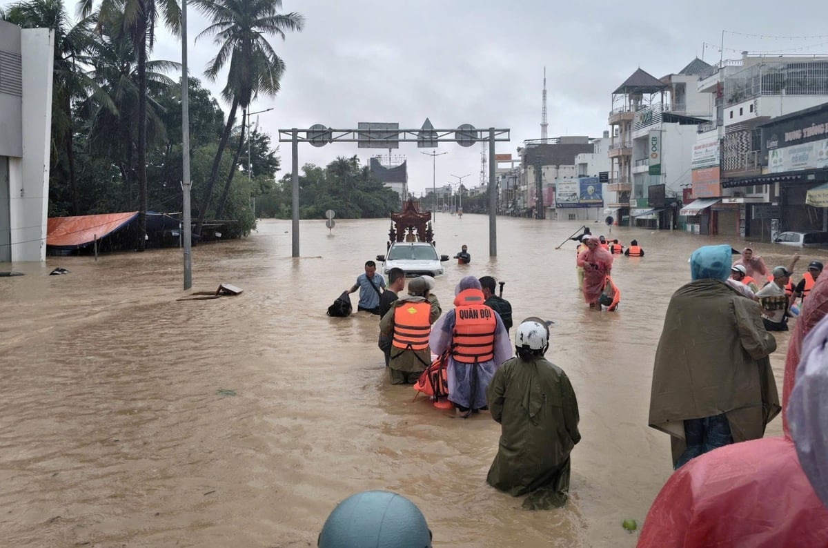 Mưa lũ khiến nhiều nơi tại Khánh Hòa ngập sâu. Ảnh: PC.